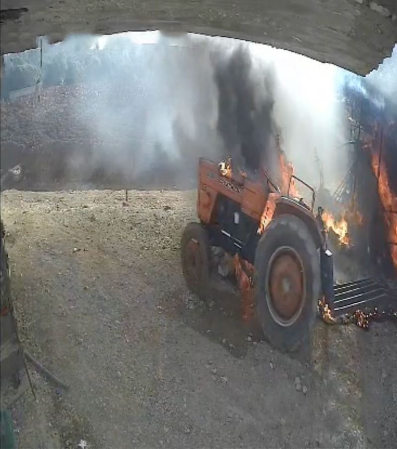Kısa devre yapan traktör yanarak harekete geçti, saman balyalarını ve hayvanları yaktı