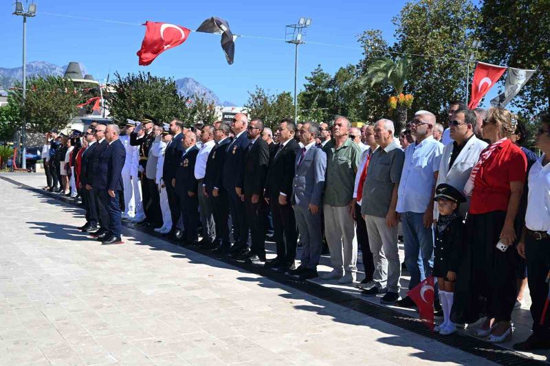 KEMER’DE 30 AĞUSTOS ZAFER BAYRAMI’NIN 104’ÜNCÜ YIL DÖNÜMÜ KUTLAMALARI, CUMHURİYET MEYDANI’NDA TÖRENLE BAŞLADI.