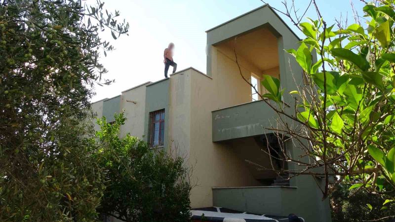 ANTALYA’NIN MANAVGAT İLÇESİNDE  OTELDE GÜVENLİK OLARAK ÇALIŞAN BİR ŞAHIS 3 KATLI OTEL LOJMANININ ÇATISINA ÇIKARAK ELİNDEKİ USTURA İLE VÜCUDUNA KESİKLER ATTI. AYRILDIĞI KARISI GELMEDEN AŞAĞIYA İNMEYECEĞİNİ SÖYLEYEN ŞAHIS 3 SAATLİK GÖRÜŞMENİN ARDINDAN İKNA EDİLDİ.