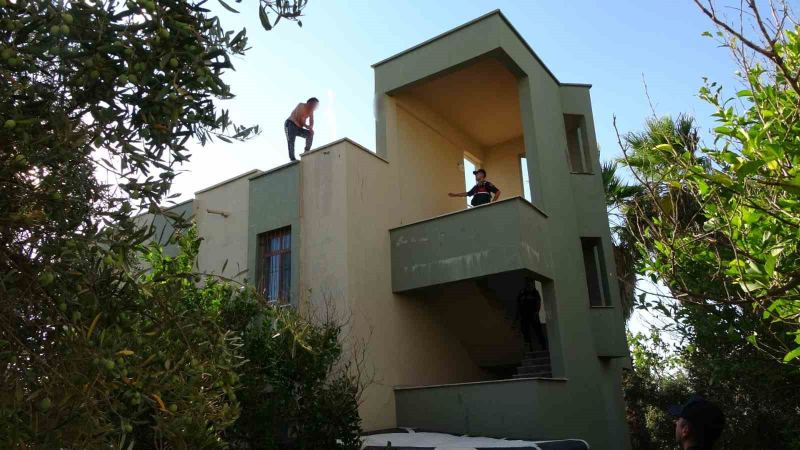 ANTALYA’NIN MANAVGAT İLÇESİNDE  OTELDE GÜVENLİK OLARAK ÇALIŞAN BİR ŞAHIS 3 KATLI OTEL LOJMANININ ÇATISINA ÇIKARAK ELİNDEKİ USTURA İLE VÜCUDUNA KESİKLER ATTI. AYRILDIĞI KARISI GELMEDEN AŞAĞIYA İNMEYECEĞİNİ SÖYLEYEN ŞAHIS 3 SAATLİK GÖRÜŞMENİN ARDINDAN İKNA EDİLDİ.