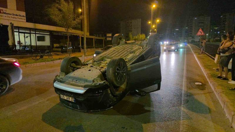 ANTALYA’NIN MURATPAŞA İLÇESİNDE VİRAJI ALAMAYAN OTOMOBİL KONTROLDEN ÇIKARAK PARK HALİNDEKİ ARACA ÇARPTIKTAN SONRA TAKLA ATTI. KAZADA ARAÇ SÜRÜCÜ YABANCI UYRUKLU KADIN YARALANDI.