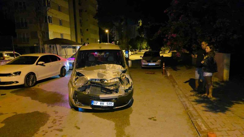 ANTALYA’NIN MURATPAŞA İLÇESİNDE SÜRÜCÜSÜNÜN DİREKSİYON HAKİMİYETİNİ KAYBETTİĞİ OTOMOBİL TAKLA ATARAK PARK HALİNDEKİ 4 ARACA ÇARPTI. KAZADA ARAÇ SÜRÜCÜSÜ YARALANDI.