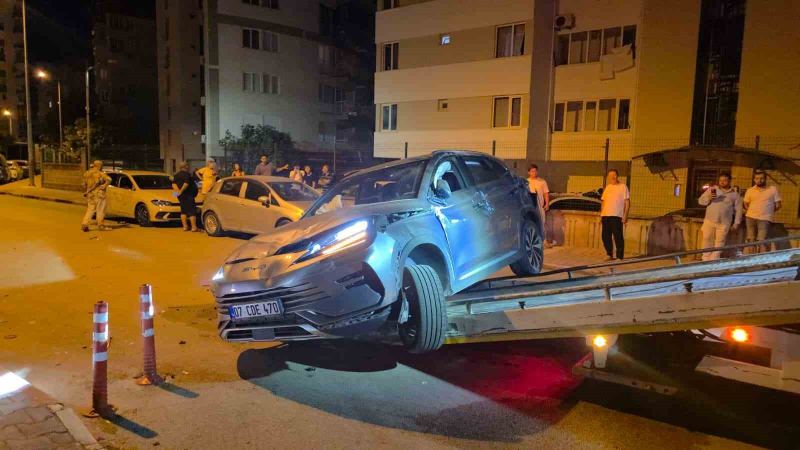 ANTALYA’NIN MURATPAŞA İLÇESİNDE SÜRÜCÜSÜNÜN DİREKSİYON HAKİMİYETİNİ KAYBETTİĞİ OTOMOBİL TAKLA ATARAK PARK HALİNDEKİ 4 ARACA ÇARPTI. KAZADA ARAÇ SÜRÜCÜSÜ YARALANDI.