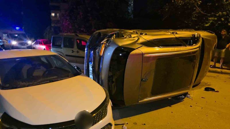 ANTALYA’NIN MURATPAŞA İLÇESİNDE SÜRÜCÜSÜNÜN DİREKSİYON HAKİMİYETİNİ KAYBETTİĞİ OTOMOBİL TAKLA ATARAK PARK HALİNDEKİ 4 ARACA ÇARPTI. KAZADA ARAÇ SÜRÜCÜSÜ YARALANDI.