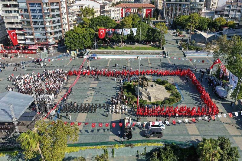 ANTALYA'DA 30 AĞUSTOS ZAFER BAYRAMI'NIN 104. YILI CUMHURİYET MEYDANI'NDA DÜZENLENEN ÇELENK SUNUMU VE GEÇİT TÖRENİYLE KUTLANDI.
