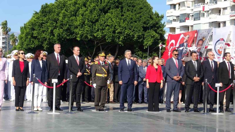 ANTALYA'DA 30 AĞUSTOS ZAFER BAYRAMI'NIN 104. YILI CUMHURİYET MEYDANI'NDA DÜZENLENEN ÇELENK SUNUMU VE GEÇİT TÖRENİYLE KUTLANDI.