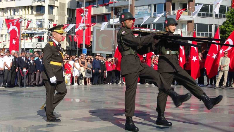 ANTALYA'DA 30 AĞUSTOS ZAFER BAYRAMI'NIN 104. YILI CUMHURİYET MEYDANI'NDA DÜZENLENEN ÇELENK SUNUMU VE GEÇİT TÖRENİYLE KUTLANDI.