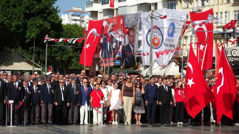 ANTALYA'DA 30 AĞUSTOS ZAFER BAYRAMI'NIN 104. YILI CUMHURİYET MEYDANI'NDA DÜZENLENEN ÇELENK SUNUMU VE GEÇİT TÖRENİYLE KUTLANDI.