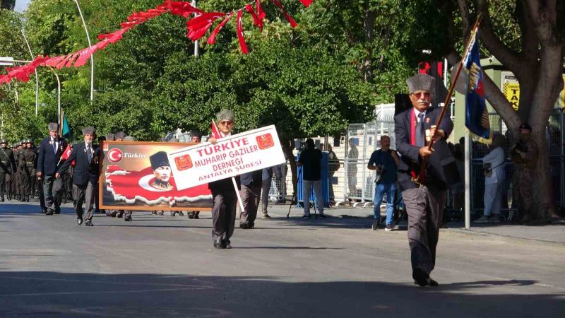 ANTALYA'DA 30 AĞUSTOS ZAFER BAYRAMI'NIN 104. YILI CUMHURİYET MEYDANI'NDA DÜZENLENEN ÇELENK SUNUMU VE GEÇİT TÖRENİYLE KUTLANDI.