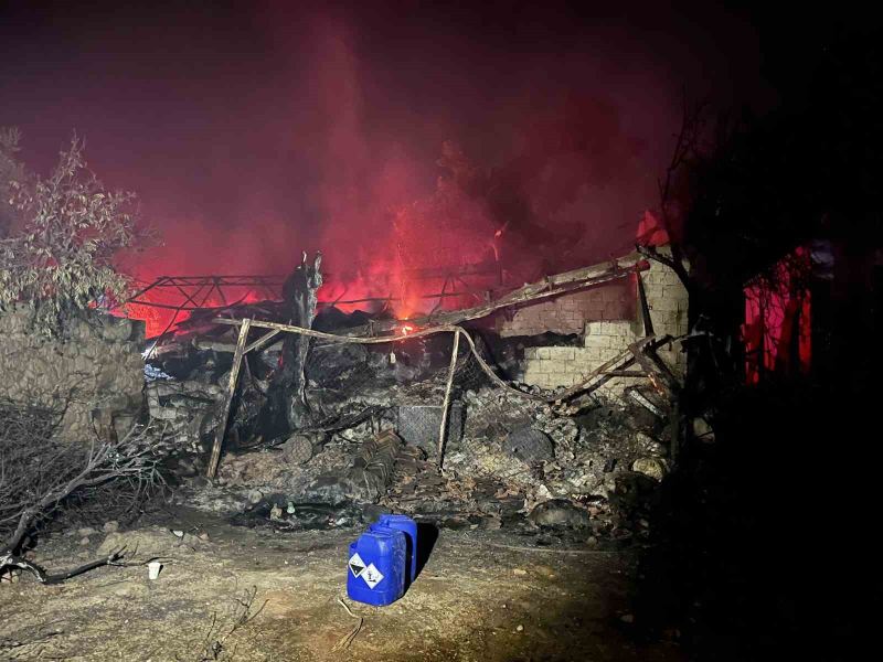 MUĞLA'NIN SEYDİKEMER İLÇESİNDE BAŞLAYARAK ŞİDDETLİ RÜZGARIN ETKİSİYLE KAŞ'A SIÇRAYAN YANGIN BÜYÜK ÖLÇÜDE KONTROL ALTINA ALINIRKEN, YANGININ ARDINDAN ZARAR GÖREN EV, AHIR, SERA VE BAHÇELERDE HASARIN BOYUTU ORTAYA ÇIKMAYA BAŞLADI. YANGINDA EVİ YANAN RAMAZAN SARI, "DÖRT EVLAT BÜYÜTTÜM. O AĞAÇLARA EVLATLARIMDAN FAZLA ÖNEM VERMİŞTİM" DEDİ.