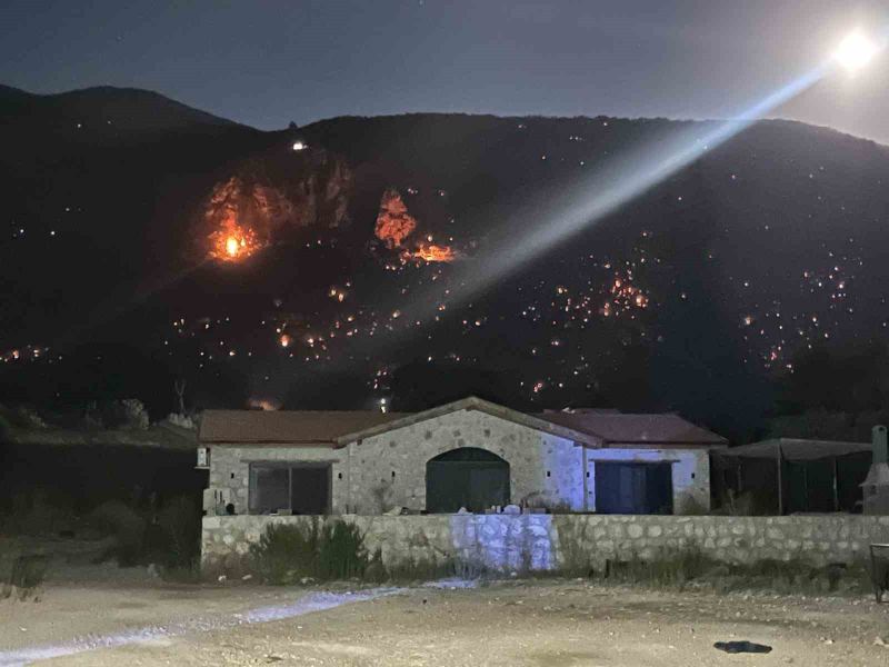 MUĞLA'NIN SEYDİKEMER İLÇESİNDE BAŞLAYARAK ŞİDDETLİ RÜZGARIN ETKİSİYLE KAŞ'A SIÇRAYAN YANGIN BÜYÜK ÖLÇÜDE KONTROL ALTINA ALINIRKEN, YANGININ ARDINDAN ZARAR GÖREN EV, AHIR, SERA VE BAHÇELERDE HASARIN BOYUTU ORTAYA ÇIKMAYA BAŞLADI. YANGINDA EVİ YANAN RAMAZAN SARI, "DÖRT EVLAT BÜYÜTTÜM. O AĞAÇLARA EVLATLARIMDAN FAZLA ÖNEM VERMİŞTİM" DEDİ.