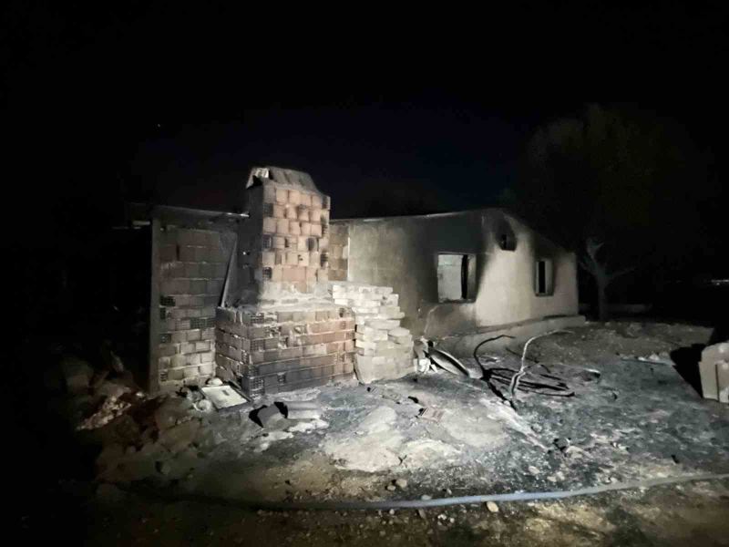 MUĞLA'NIN SEYDİKEMER İLÇESİNDE BAŞLAYARAK ŞİDDETLİ RÜZGARIN ETKİSİYLE KAŞ'A SIÇRAYAN YANGIN BÜYÜK ÖLÇÜDE KONTROL ALTINA ALINIRKEN, YANGININ ARDINDAN ZARAR GÖREN EV, AHIR, SERA VE BAHÇELERDE HASARIN BOYUTU ORTAYA ÇIKMAYA BAŞLADI. YANGINDA EVİ YANAN RAMAZAN SARI, "DÖRT EVLAT BÜYÜTTÜM. O AĞAÇLARA EVLATLARIMDAN FAZLA ÖNEM VERMİŞTİM" DEDİ.