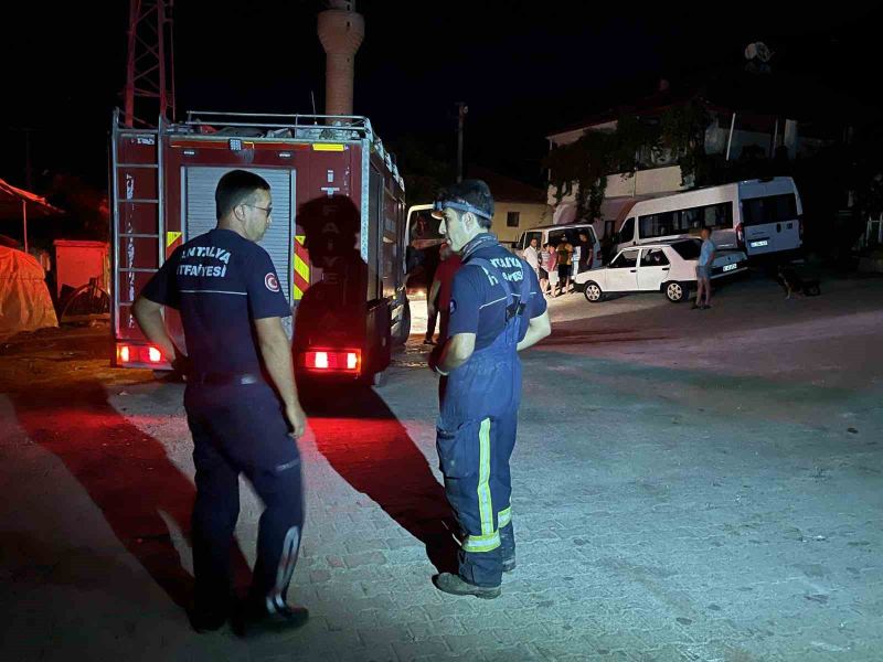 MUĞLA'NIN SEYDİKEMER İLÇESİNDE BAŞLAYARAK ŞİDDETLİ RÜZGARIN ETKİSİYLE KAŞ'A SIÇRAYAN YANGIN BÜYÜK ÖLÇÜDE KONTROL ALTINA ALINIRKEN, YANGININ ARDINDAN ZARAR GÖREN EV, AHIR, SERA VE BAHÇELERDE HASARIN BOYUTU ORTAYA ÇIKMAYA BAŞLADI. YANGINDA EVİ YANAN RAMAZAN SARI, "DÖRT EVLAT BÜYÜTTÜM. O AĞAÇLARA EVLATLARIMDAN FAZLA ÖNEM VERMİŞTİM" DEDİ.