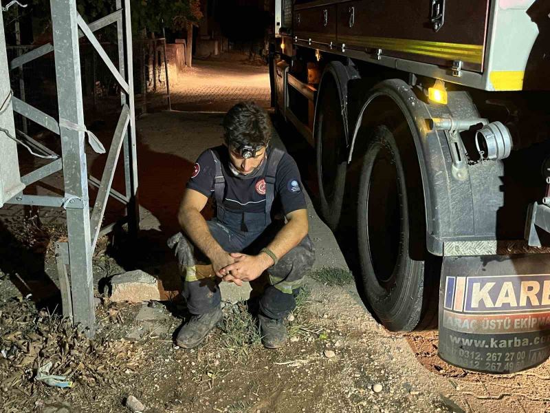 MUĞLA'NIN SEYDİKEMER İLÇESİNDE BAŞLAYARAK ŞİDDETLİ RÜZGARIN ETKİSİYLE KAŞ'A SIÇRAYAN YANGIN BÜYÜK ÖLÇÜDE KONTROL ALTINA ALINIRKEN, YANGININ ARDINDAN ZARAR GÖREN EV, AHIR, SERA VE BAHÇELERDE HASARIN BOYUTU ORTAYA ÇIKMAYA BAŞLADI. YANGINDA EVİ YANAN RAMAZAN SARI, "DÖRT EVLAT BÜYÜTTÜM. O AĞAÇLARA EVLATLARIMDAN FAZLA ÖNEM VERMİŞTİM" DEDİ.