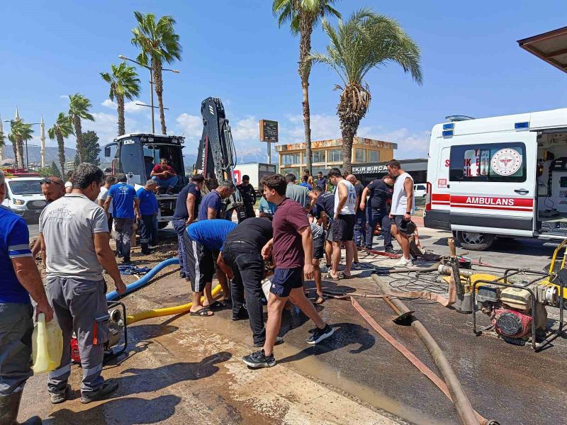 ANTALYA’NIN KUMLUCA İLÇESİNDE SU ARAZI ÇALIŞMASI YAPILDIĞI SIRADA ÇUKUR ALANDA MEYDANA GELEN GÖÇÜKTE BİR İŞÇİ MAHSUR KALDI. ÇUKURA DOLAN SUYU EKİPLER BOŞALTMAK İÇİN UĞRAŞIRKEN, BELİNDEN AŞAĞISI GÖÇÜK ALTINDA KALAN İŞÇİ 1,5 SAATLİK ÇALIŞMAYLA KURTARILDI.
