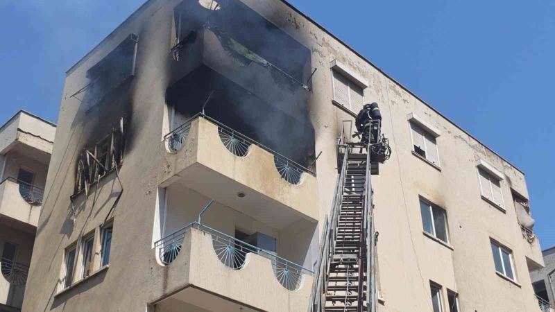 ANTALYA’NIN MURATPAŞA İLÇESİNDE 5 KATLI BİR APARTMANIN DÖRDÜNCÜ KATINDAKİ BOŞ DAİREDE YANGIN ÇIKTI. YANGIN SIRASINDA KORKARAK APARTMANIN 1’İNCİ KATINA SIĞINAN HAMİLE KEDİ İSE İTFAİYE EKİPLERİ TARAFINDAN MERDİVENLE KURTARILDI.