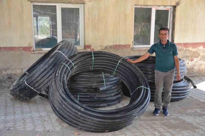 ANTALYA BÜYÜKŞEHİR BELEDİYESİ, TARIMSAL ÜRETİMİ DESTEKLEYEN PROJELERİYLE ÜRETİCİLERİN YANINDA OLMAYA DEVAM EDİYOR. BU KAPSAMDA SON OLARAK ALANYA, SERİK, ELMALI, GÜNDOĞMUŞ VE KONYAALTI İLÇELERİNDEKİ KIRSAL MAHALLERE TOPLAM 12 BİN 300 METRE SULAMA BORUSU DESTEĞİ SAĞLANDI.