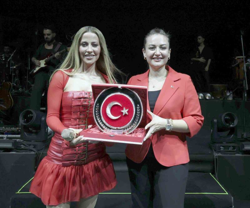 Antalyalılar 30 Ağustos’ta Derya Uluğ ile coştu