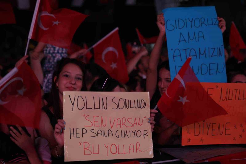 30 AĞUSTOS ZAFER BAYRAMI ANTALYA'DA BÜYÜK BİR COŞKUYLA KUTLANDI. BİNLERCE ANTALYALI CUMHURİYET MEYDANI'NDA ANTALYA BÜYÜKŞEHİR BELEDİYESİ TARAFINDAN DÜZENLENEN DERYA ULUĞ KONSERİ İLE COŞTU.