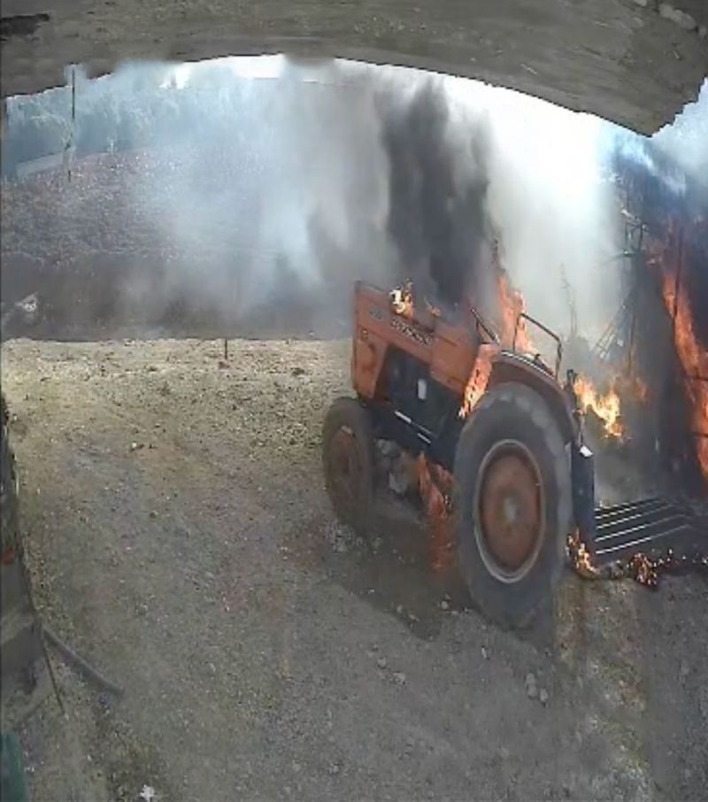 ANTALYA’NIN SERİK İLÇESİNDE ELEKTRİK AKSAMINDAKİ KISA DEVRE NEDENİYLE SÜRÜCÜSÜZ ŞEKİLDE ÇALIŞARAK HAREKET EDEN VE ALEV ALAN TRAKTÖR, MAHALLEDE FACİANIN EŞİĞİNDEN DÖNÜLMESİNE NEDEN OLDU. TRAKTÖRDEN SIÇRAYAN ALEVLER SAMAN BALYALARINI KÜLE ÇEVİRİRKEN, AHIRDAKİ BÜYÜKBAŞ HAYVANLAR YARALANDI. O SIRADIŞI ANLAR GÜVENLİK KAMERALARINA ANBEAN YANSIDI.