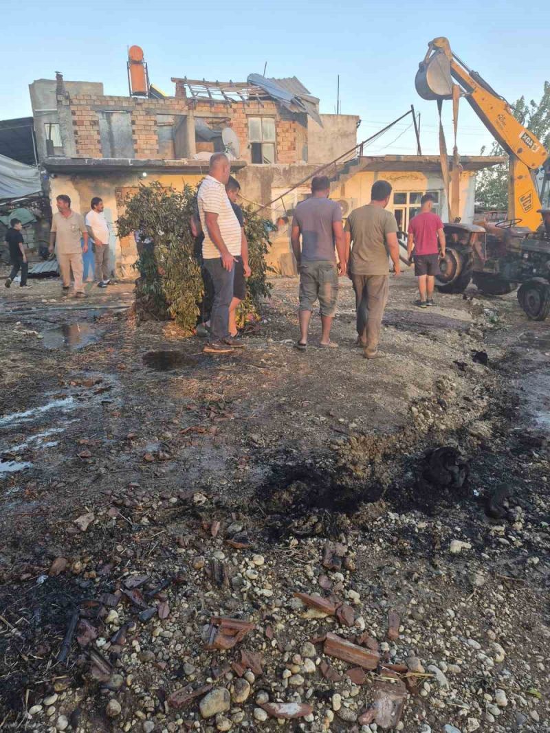 ANTALYA’NIN SERİK İLÇESİNDE ELEKTRİK AKSAMINDAKİ KISA DEVRE NEDENİYLE SÜRÜCÜSÜZ ŞEKİLDE ÇALIŞARAK HAREKET EDEN VE ALEV ALAN TRAKTÖR, MAHALLEDE FACİANIN EŞİĞİNDEN DÖNÜLMESİNE NEDEN OLDU.