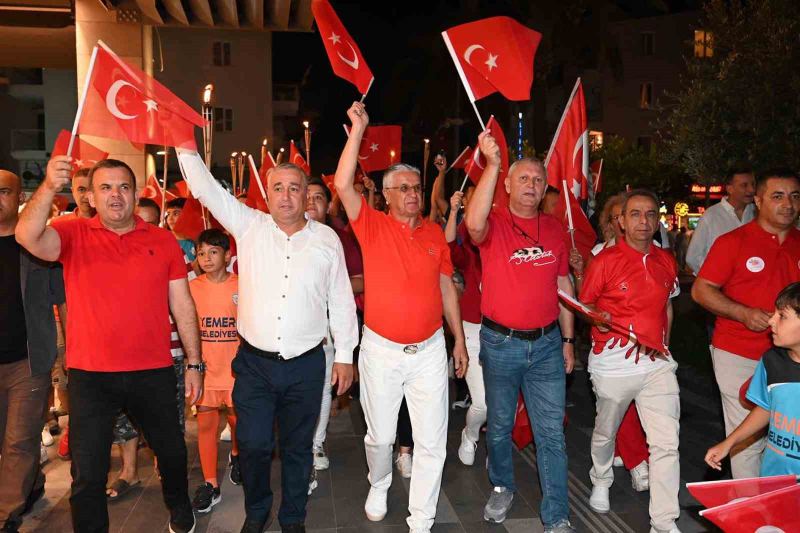 30 AĞUSTOS ZAFER BAYRAMI’NIN 104. YIL DÖNÜMÜ DOLAYISIYLA KEMER’DE YÜZLERCE VATANDAŞIN KATILIMIYLA DÜZENLENEN FENER ALAYI VE BAYRAK YÜRÜYÜŞÜNÜN ARDINDAN KEMER BELEDİYESİ CUMHURİYET ORKESTRASI KONSER VERDİ.