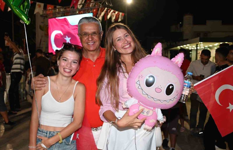 30 AĞUSTOS ZAFER BAYRAMI’NIN 104. YIL DÖNÜMÜ DOLAYISIYLA KEMER’DE YÜZLERCE VATANDAŞIN KATILIMIYLA DÜZENLENEN FENER ALAYI VE BAYRAK YÜRÜYÜŞÜNÜN ARDINDAN KEMER BELEDİYESİ CUMHURİYET ORKESTRASI KONSER VERDİ.