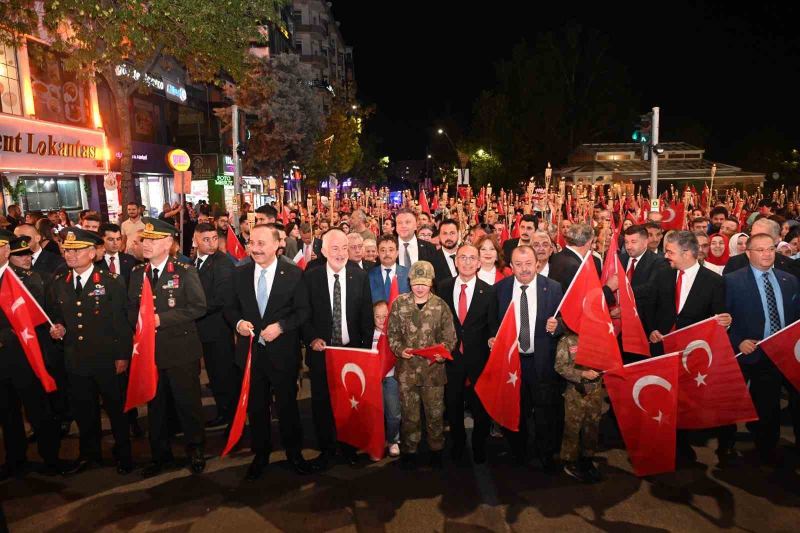 ISPARTA’DA 30 AĞUSTOS COŞKUSU FENER ALAYI VE KUBAT KONSERİYLE YAŞANDI
