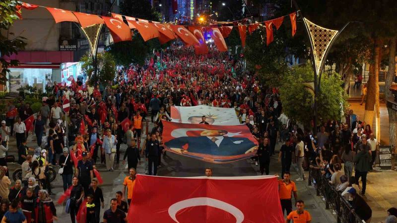 ISPARTA’DA 30 AĞUSTOS COŞKUSU FENER ALAYI VE KUBAT KONSERİYLE YAŞANDI