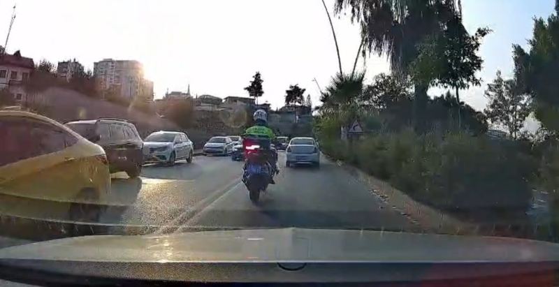 ÇOCUĞUNU OTOMOBİLİYLE HASTANEYE GÖTÜRMEYE ÇALIŞAN BABA HAKAN ŞİMŞEK, YOĞUN TRAFİK NEDENİYLE İLERLEYEMEYİNCE POLİS EKİPLERİ AİLEYE ESKORTLUK YAPARAK YOLU AÇTI.