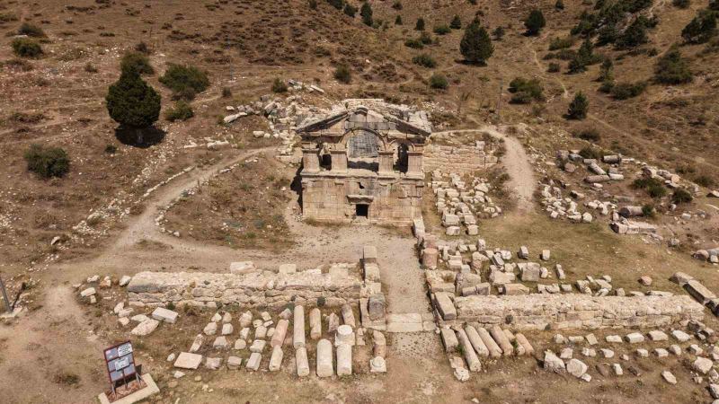 ADANA'NIN TUFANBEYLİ İLÇESİNDEKİ ŞAR ÖREN YERİ, HİTİT, ROMA VE BİZANS DÖNEMLERİNDEN GÜNÜMÜZE ULAŞAN TARİHİ KALINTILARIYLA DİKKAT ÇEKİYOR. TARİHİ YAPILARI VE DOĞAL GÜZELLİKLERİYLE ÖNE ÇIKAN BÖLGE, ZİYARETÇİLERİNE BİNLERCE YILLIK GEÇMİŞİ YAKINDAN GÖRME İMKANI SUNUYOR.
