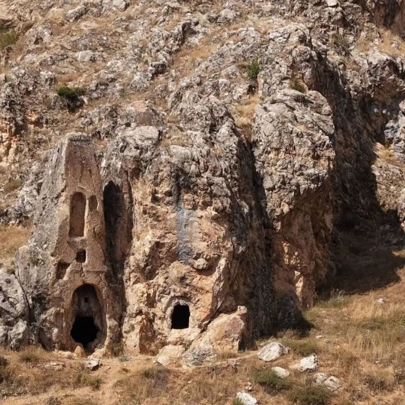 ADANA'NIN TUFANBEYLİ İLÇESİNDEKİ ŞAR ÖREN YERİ, HİTİT, ROMA VE BİZANS DÖNEMLERİNDEN GÜNÜMÜZE ULAŞAN TARİHİ KALINTILARIYLA DİKKAT ÇEKİYOR. TARİHİ YAPILARI VE DOĞAL GÜZELLİKLERİYLE ÖNE ÇIKAN BÖLGE, ZİYARETÇİLERİNE BİNLERCE YILLIK GEÇMİŞİ YAKINDAN GÖRME İMKANI SUNUYOR.