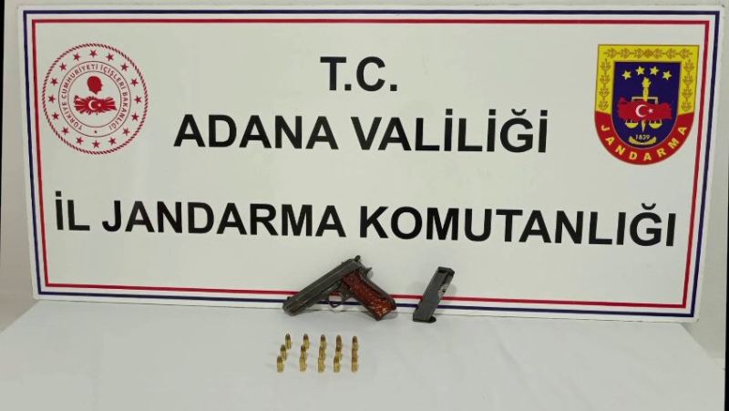 ADANA’NIN CEYHAN İLÇESİNDE JANDARMA EKİPLERİNCE DÜZENLENEN OPERASYONLARDA, 4 RUHSATSIZ TABANCA VE 1 RUHSATSIZ AV TÜFEĞİ ELE GEÇİRİLİRKEN OLAYLA İLGİLİ 4 ŞÜPHELİ YAKALANDI.