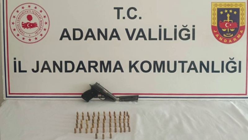 ADANA’NIN CEYHAN İLÇESİNDE JANDARMA EKİPLERİNCE DÜZENLENEN OPERASYONLARDA, 4 RUHSATSIZ TABANCA VE 1 RUHSATSIZ AV TÜFEĞİ ELE GEÇİRİLİRKEN OLAYLA İLGİLİ 4 ŞÜPHELİ YAKALANDI.