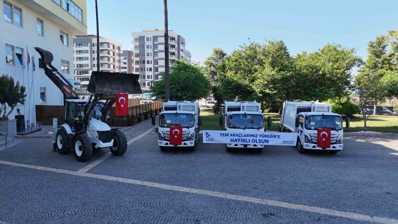 YÜREĞİR BELEDİYESİ, TEMİZLİK VE SAHA HİZMETLERİNDE KULLANILMAK ÜZERE 3 SIKIŞTIRMALI ÇÖP KAMYONU VE 1 KAZICI YÜKLEYİCİYİ HİZMET FİLOSUNA DAHİL ETTİ.