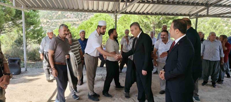 KUZEY KIBRIS TÜRK CUMHURİYETİ’NİN (KKTC) GİRNE KENTİ AÇIKLARINDA MEYDANA GELEN FERİBOT FACİASINDA HAYATINI KAYBEDEN HÜSEYİN ÖZDEMİR’İN CENAZESİ, MEMLEKETİ MERSİN'İN SİLİFKE İLÇESİNE BAĞLI NURU MAHALLESİ'NDE TOPAĞA VERİLDİ.