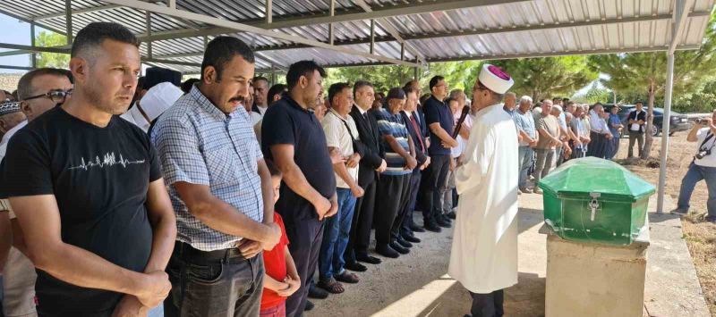 KUZEY KIBRIS TÜRK CUMHURİYETİ’NİN (KKTC) GİRNE KENTİ AÇIKLARINDA MEYDANA GELEN FERİBOT FACİASINDA HAYATINI KAYBEDEN HÜSEYİN ÖZDEMİR’İN CENAZESİ, MEMLEKETİ MERSİN'İN SİLİFKE İLÇESİNE BAĞLI NURU MAHALLESİ'NDE TOPAĞA VERİLDİ.