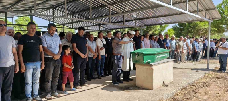 KUZEY KIBRIS TÜRK CUMHURİYETİ’NİN (KKTC) GİRNE KENTİ AÇIKLARINDA MEYDANA GELEN FERİBOT FACİASINDA HAYATINI KAYBEDEN HÜSEYİN ÖZDEMİR’İN CENAZESİ, MEMLEKETİ MERSİN'İN SİLİFKE İLÇESİNE BAĞLI NURU MAHALLESİ'NDE TOPAĞA VERİLDİ.