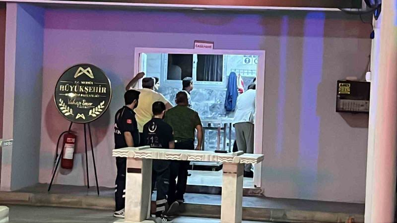 KUZEY KIBRIS TÜRK CUMHURİYETİ’NİN (KKTC) GİRNE AÇIKLARINDA MEYDANA GELEN FERİBOT FACİASINDA HAYATINI KAYBEDEN REYHAN VERİM’İN CENAZESİ, MERSİN’İN TOROSLAR İLÇESİNDEKİ AKBELEN MEZARLIĞI MORGUNA KONULDU.