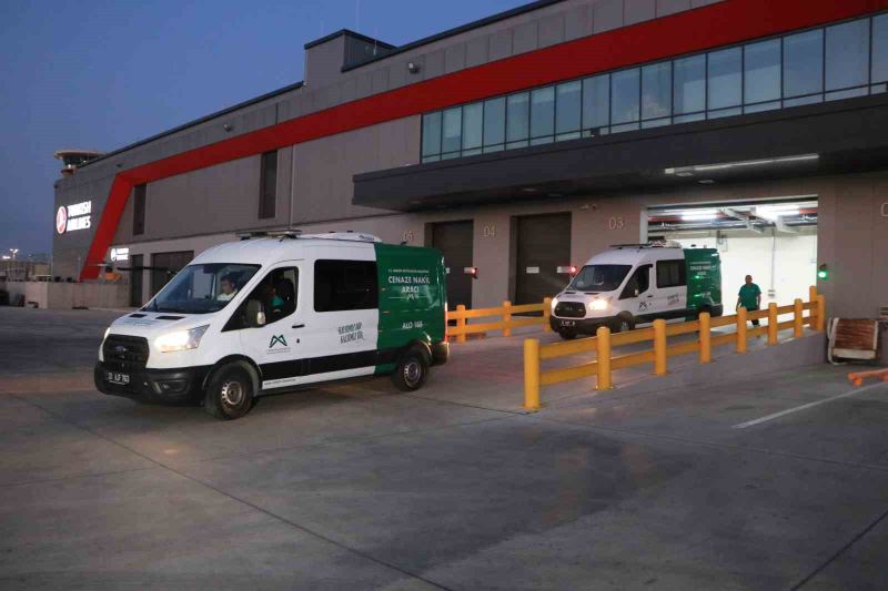KUZEY KIBRIS TÜRK CUMHURİYETİ'NİN (KKTC) GİRNE AÇIKLARINDA MEYDANA GELEN FERİBOT FACİASINDA HAYATINI KAYBEDEN HÜSEYİN ÖZDEMİR VE REYHAN VERİM'İN CENAZELERİ, UÇAKLA ÇUKUROVA ULUSLARARASI HAVALİMANI'NA GETİRİLDİ.