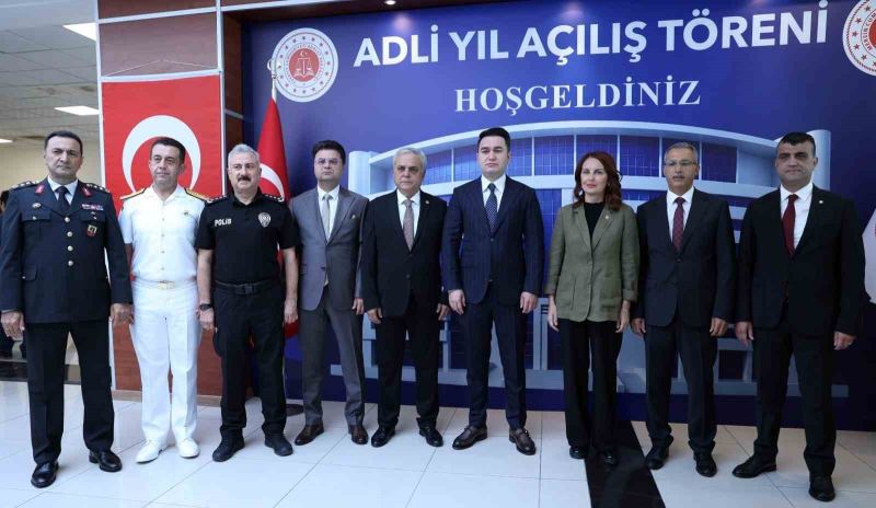 TÖRENE MERSİN MİLLETVEKİLLERİ İLE İL EMNİYET MÜDÜRÜ FAHRİ AKTAŞ, SAHİL GÜVENLİK AKDENİZ BÖLGE KOMUTANI TUĞAMİRAL ALPASLAN BAYSAL, JANDARMA KOMUTAN VEKİLİ ALBAY OKTAY ÖZTÜRK İLE ADLİYE PERSONELİ KATILDI.