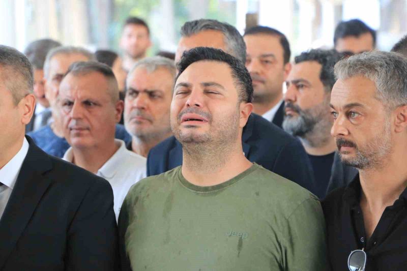 REYHAN VERİM'İN YEĞENİ MERT BAYKAL CENAZE NAMAZINDA GÖZYAŞINA BOĞULDU.