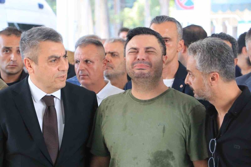REYHAN VERİM'İN YEĞENİ MERT BAYKAL CENAZE NAMAZINDA GÖZYAŞINA BOĞULDU.