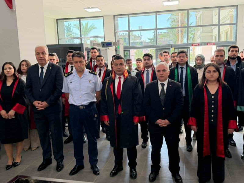 ANAMUR ADLİYESİ'NDE DÜZENLENEN TÖRENDE İLÇE KAYMAKAMI KEMAL DURU, ANAMUR CUMHURİYET BAŞSAVCISI TANJU ÇATLI GARNİZON KOMUTANI ALBAY SERHAN GÜNGÖR, ADALET KOMİSYONU BAŞKANI SÜREYYA TOPALOĞLU, HÂKİMLER, CUMHURİYET SAVCILARI, AVUKATLAR VE ADLİYE PERSONELLERİ YER ALDI.