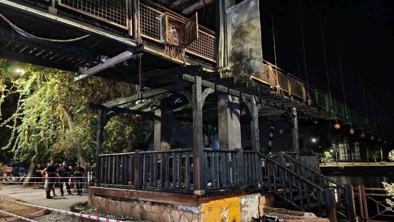 ADANA'DA SEYHAN NEHRİ ÜZERİNDE BULUNAN ASMA YAYA KÖPRÜSÜNDE ÇIKAN YANGIN KORKUTTU. AHŞAP KAMERİYEDE BAŞLAYAN ALEVLER KISA SÜREDE KÖPRÜYE SIÇRARKEN, YAKLAŞIK 20 METRELİK BÖLÜM YANGINDA ZARAR GÖRDÜ.