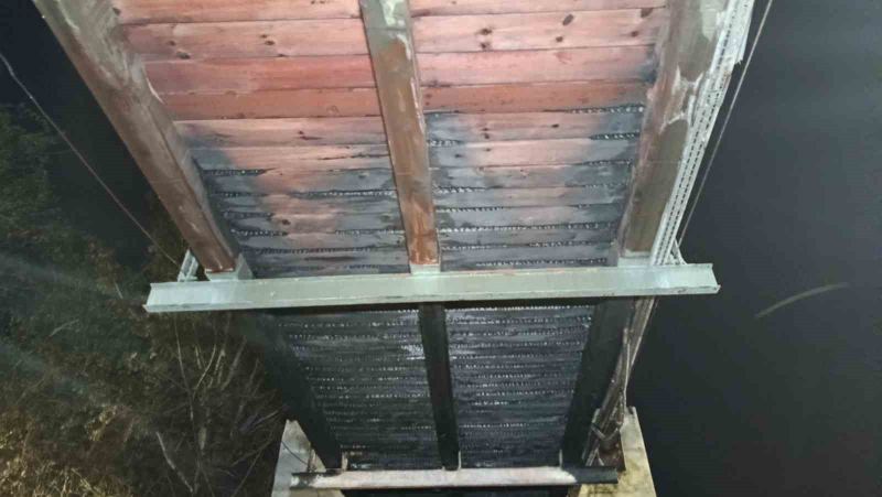 ADANA'DA SEYHAN NEHRİ ÜZERİNDE BULUNAN ASMA YAYA KÖPRÜSÜNDE ÇIKAN YANGIN KORKUTTU. AHŞAP KAMERİYEDE BAŞLAYAN ALEVLER KISA SÜREDE KÖPRÜYE SIÇRARKEN, YAKLAŞIK 20 METRELİK BÖLÜM YANGINDA ZARAR GÖRDÜ.