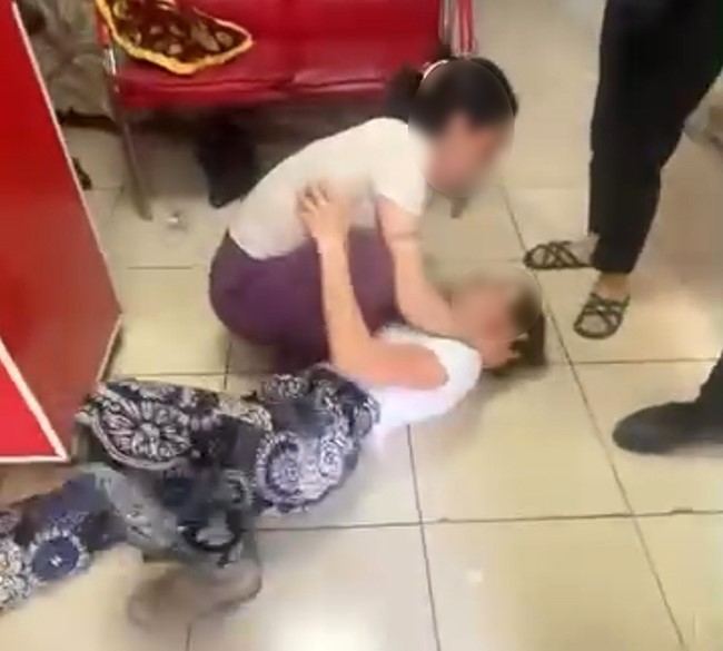 Adana’da hırsızlık şüphelisi kadın yakalanınca sara nöbeti numarası yaptı