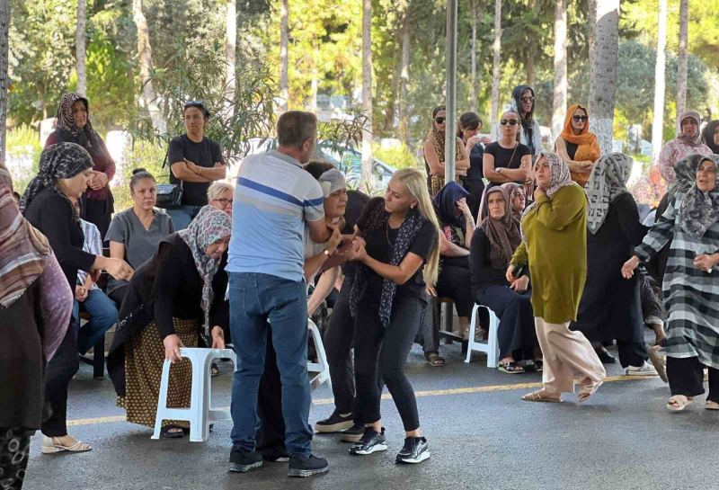 KAZADAN YARALI KURTULAN KIZ KARDEŞİ EDA PAYAM'IN CENAZE TÖRENİNDE AYAKTA GÜÇLÜKLE DURABİLDİĞİ GÖRÜLDÜ.