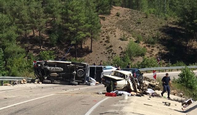 Adana'da düğün yolunda feci kaza: 5 ölü, 1 yaralı