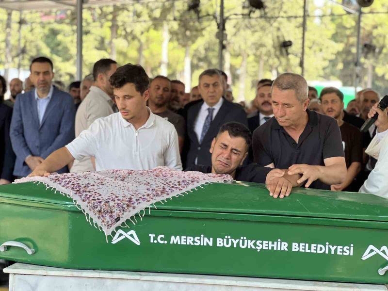 MEHMET PAYAM, ABLASININ TABUTUNA SARILARAK UZUN SÜRE GÖZYAŞI DÖKTÜ.